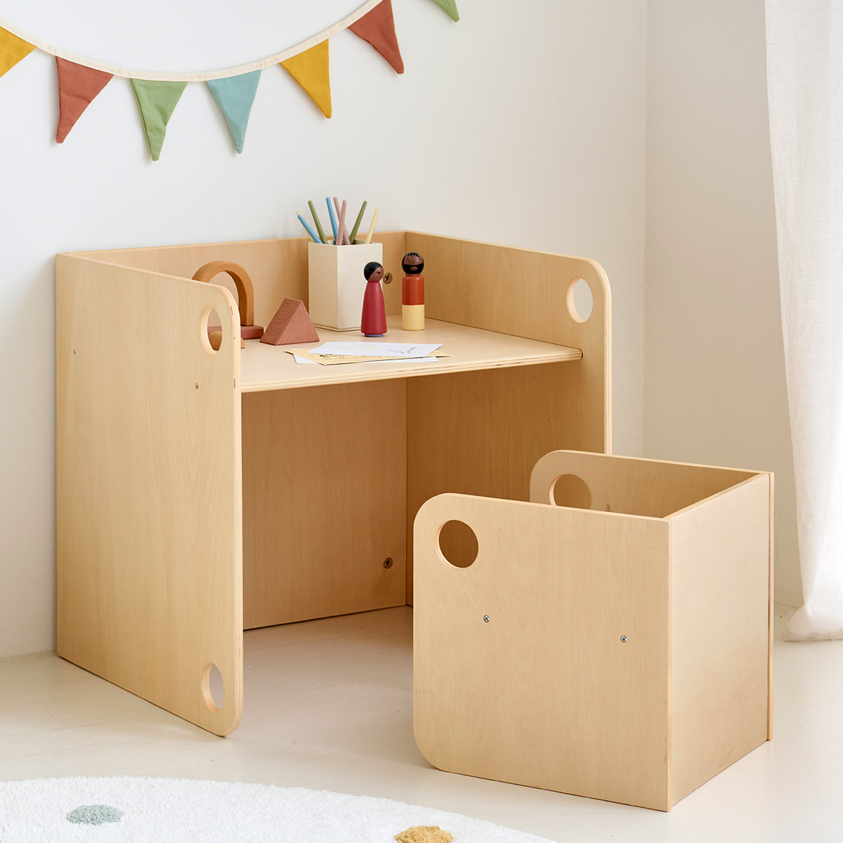 Kompakter Montessori Kindertisch mit Stuhl Ellipse zum unabhängigen Spielen und Lernen