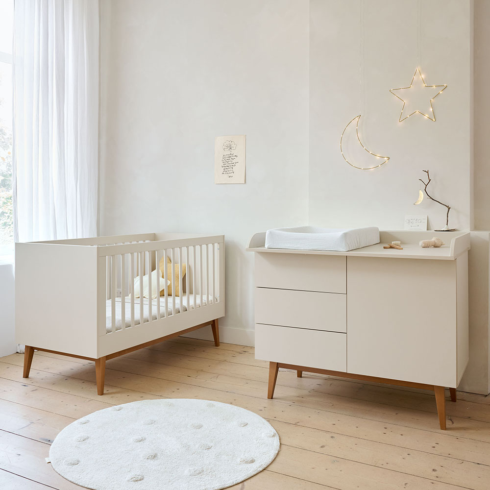 Greige Babyzimmer Farbe mit mitwachsendem Bett und Kommode