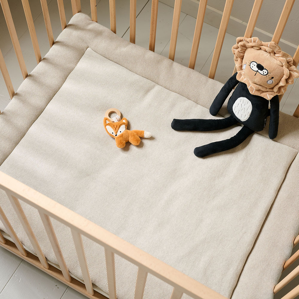 Beige biologisch katoenen boxkleed als zachte onderlaag in babybox