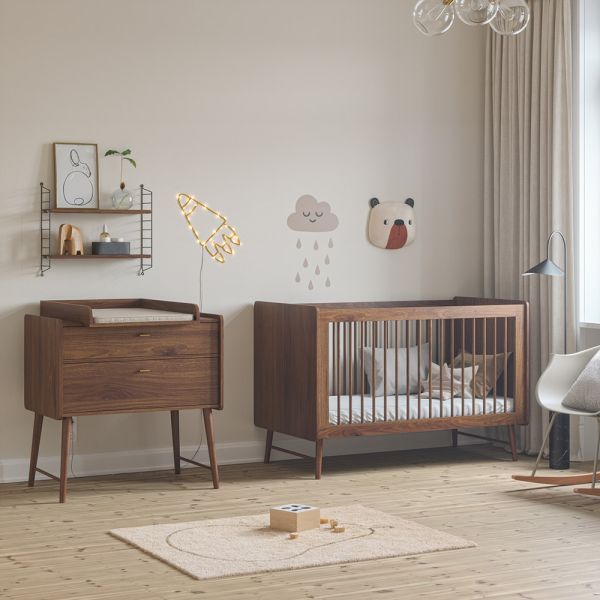 Babykamer van gelamineerd hout 2 delig in walnoot van Petite Amélie