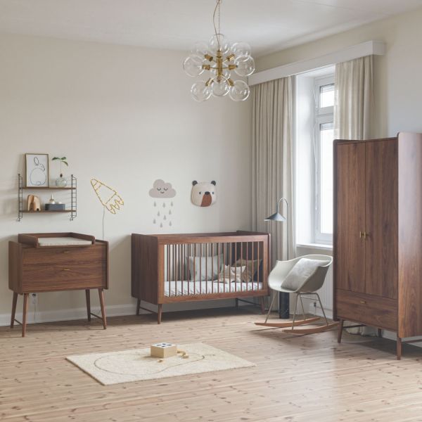 Babykamer van gelamineerd hout 3 delig in walnoot van Petite Amélie