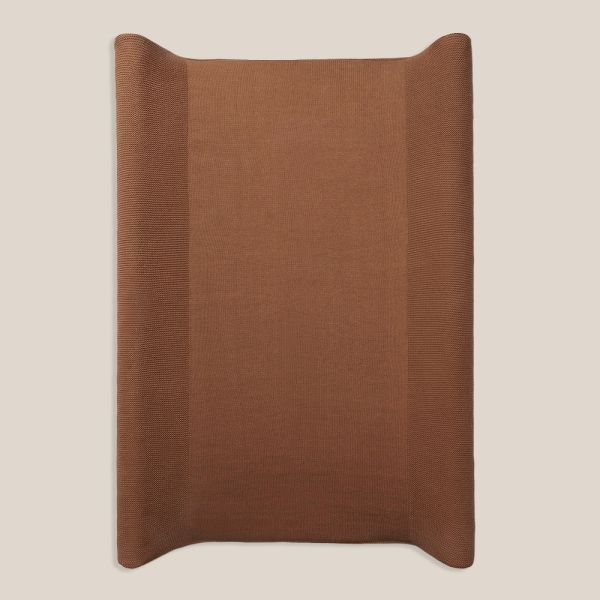 Gebreide aankleedkussenhoes in caramel 50x70 cm van biologisch katoen van Petite Amélie 