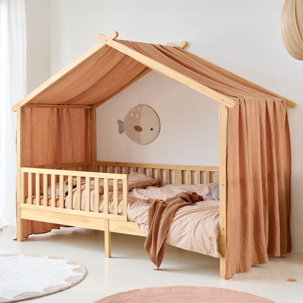Bedhuisje gordijn van mousseline stof caramel van Petite Amélie