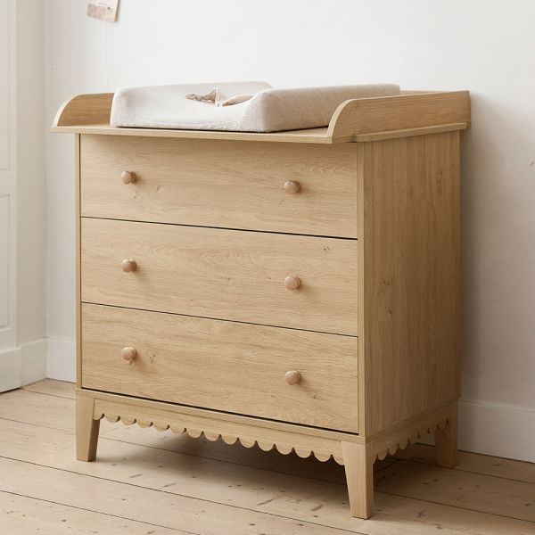 Bladvergroter commode voor babykamer in hout van Petite Amélie
