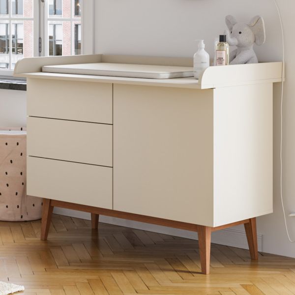 Commode van hout in de kleur oatmeal uit de amande collectie van Petite Amélie