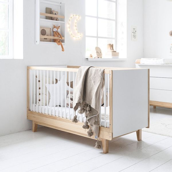 Prachtig doorgroei ledikant en babybed van Petite Amélie in de maat 140x70 uit de Cerise collectie 