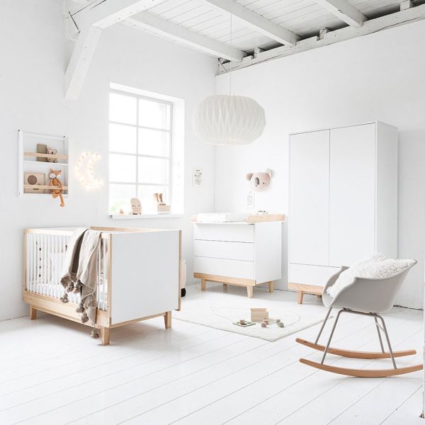 Complete babykamer set Cerise van Pettie Amélie in de kleuren wit en naturel hout. Commode, kinderkast en ledikant voor baby. Accessoires: schommelstoel en vloerkleed kinderkamer