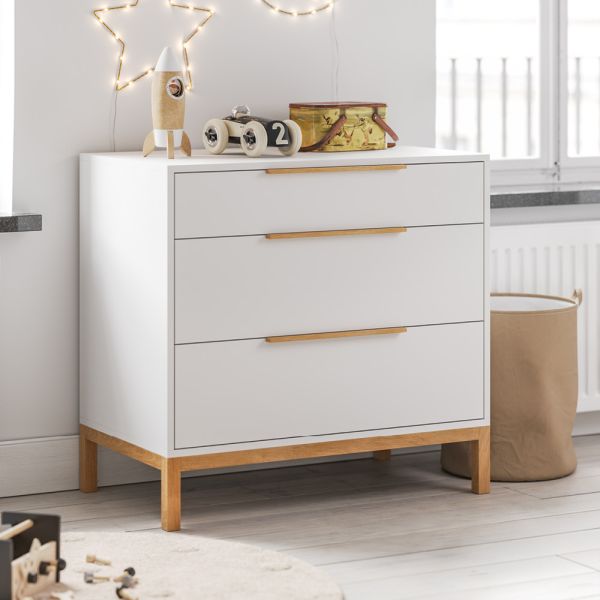 Commode van melamine en hout in wit met drie lades en soft close mechanisme van Petite Amélie