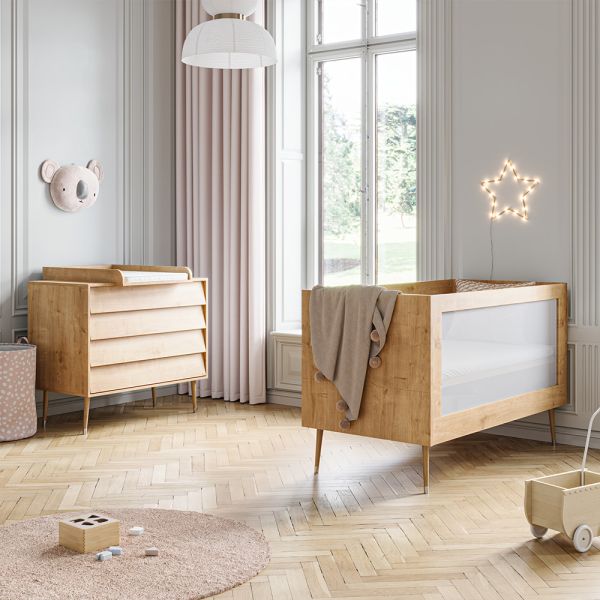 Babykamer compleet 2-delig, bestaande uit een meegroeibed en commode, in hout en naturel van de Bosque collectie van Petite Amélie