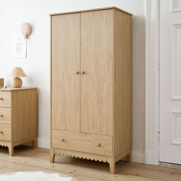 Houten kledingkast met twee deuren en lade voor babykamer van Petite Amélie