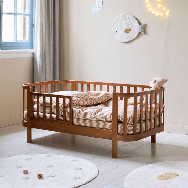 Peuterbed van hout in walnoot cocoon van Petite Amélie