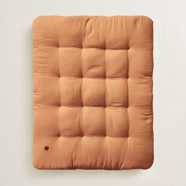 Speelmat 110x85 cm in caramel van mousseline katoen van Petite Amélie