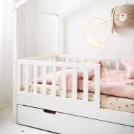 Huisbed in wit met matras van 80x160 cm en hout van Petite Amélie