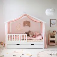 Houten bedhuisje met matras 160x80 cm in wit van Petite Amélie
