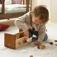 Educatief Spel Voor Kinderen Teken Lijnen Volgens De Nummerreeksen Van Het Schattige Cartoon Hamer Gereedschapskist Boorhandschoen Foto S Afdrukbaar Gereedschapswerkblad 38575699