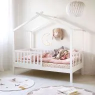 Wit bedhuisje 80x160 cm van hout met matras van Petite Amélie