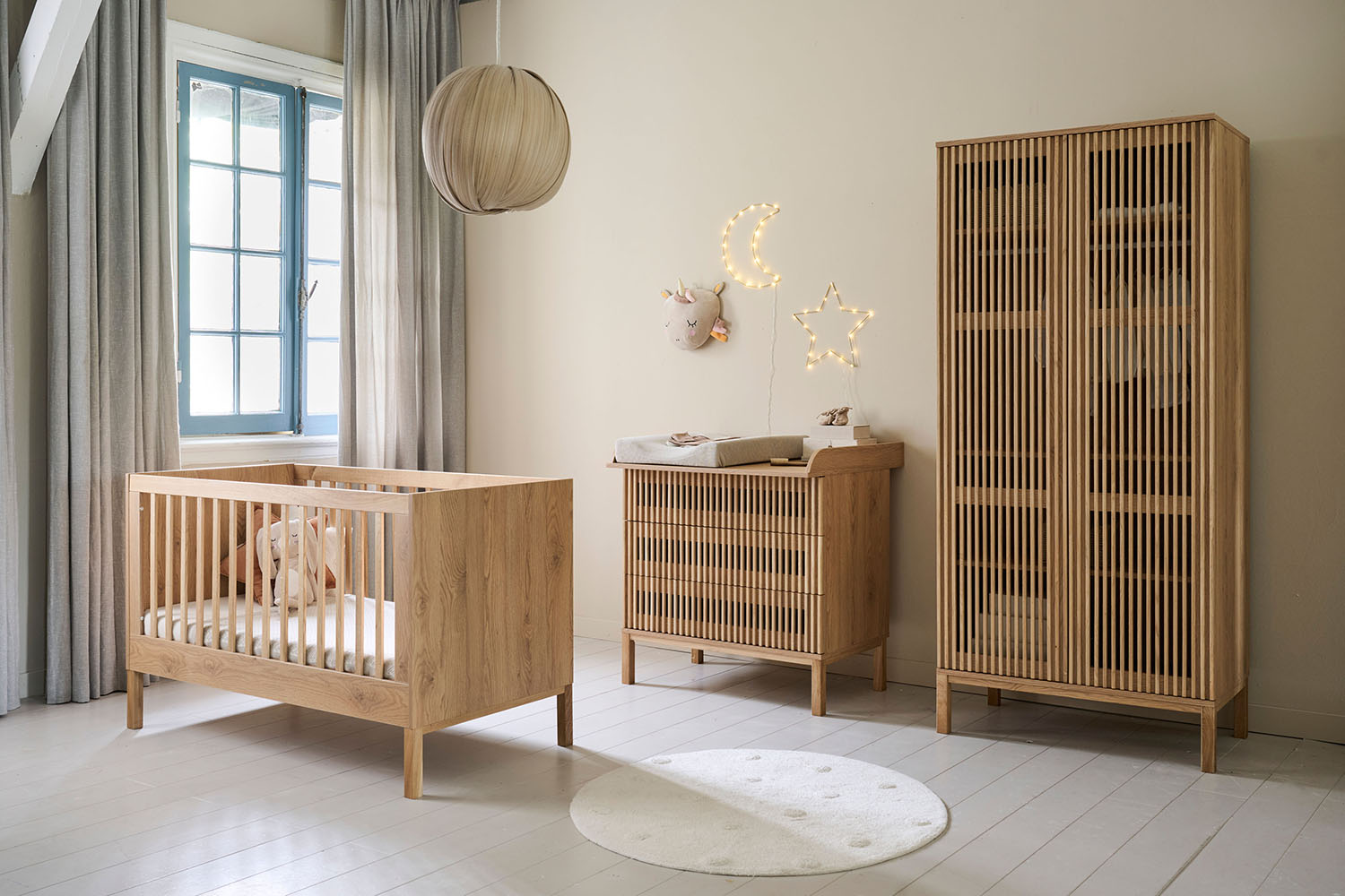 IDIMEX Kinderkledingrek Sally huisvorm volgens Montessori. Witte natuur - kindvriendelijke hoogte - praktische legplank - grenenhout