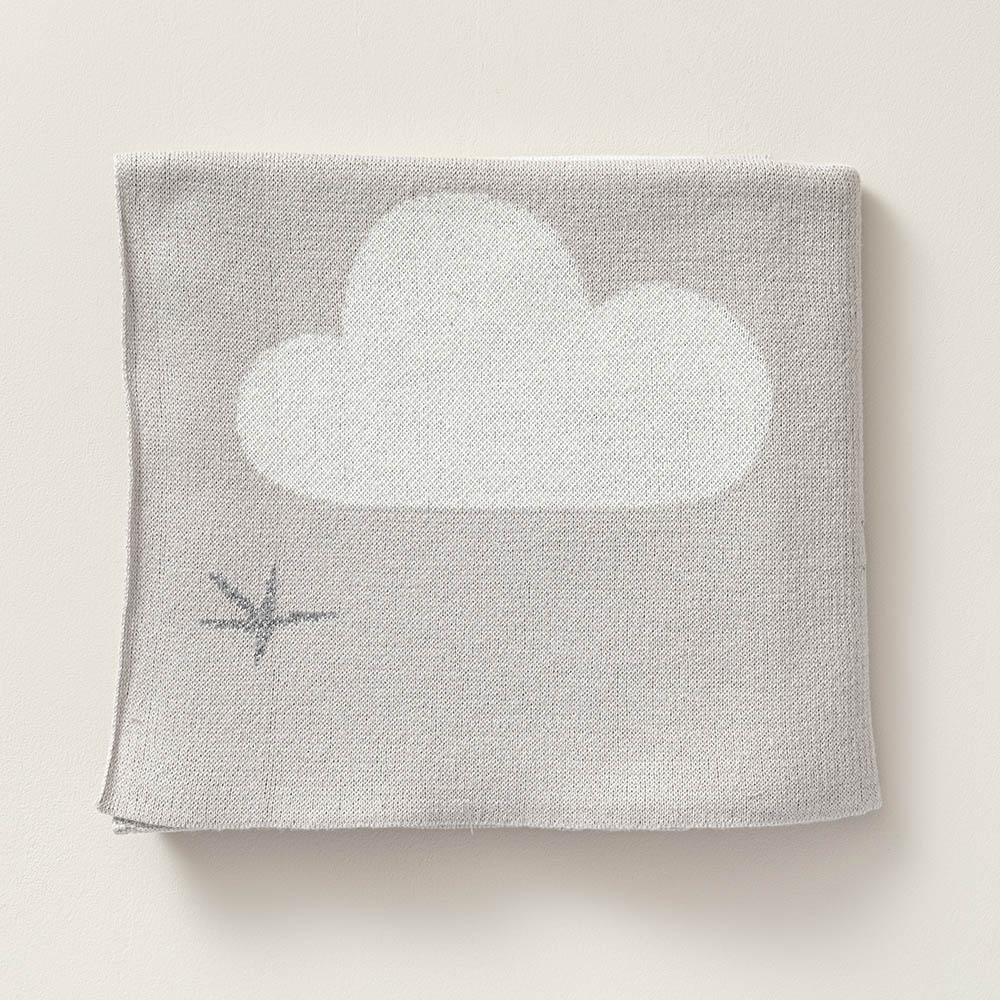 Lichtgrijze organic cotton ledikantdeken met wolken en zilveren sterren | 150x100 cm