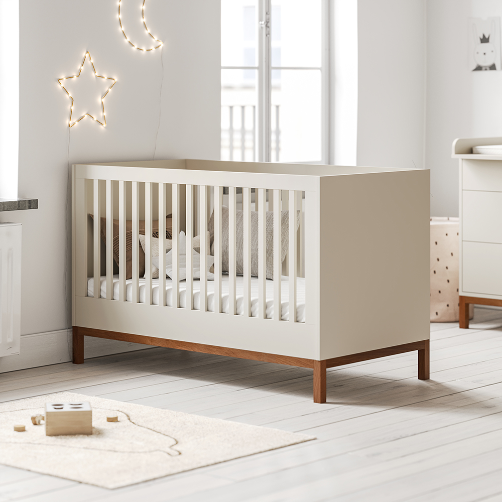 Lit bébé évolutif Soie en teinte avoine pour une chambre cohérente et apaisante