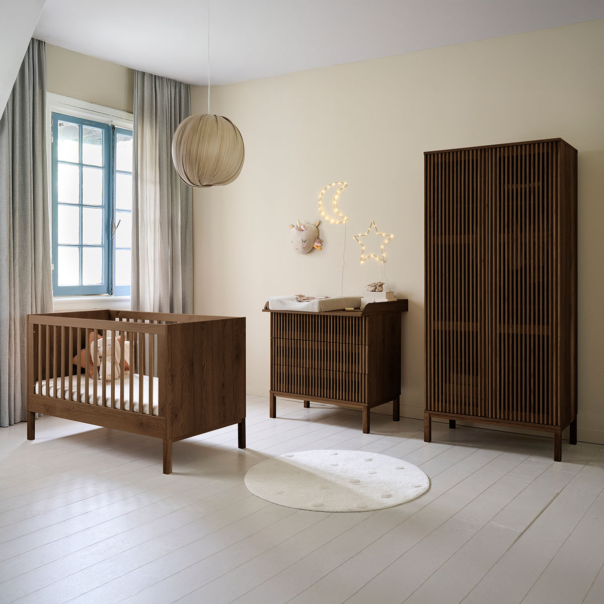 Chambre bébé évolutive Japandi 3 éléments en wengé, lit, commode et armoire en bois naturel