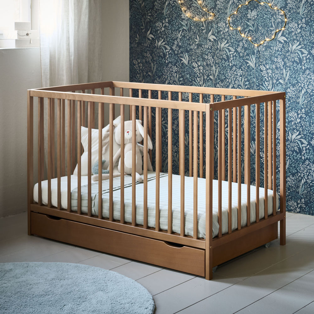 Babykamer planning: walnoot ledikant met verstelbare bodem voor babykamer inrichting