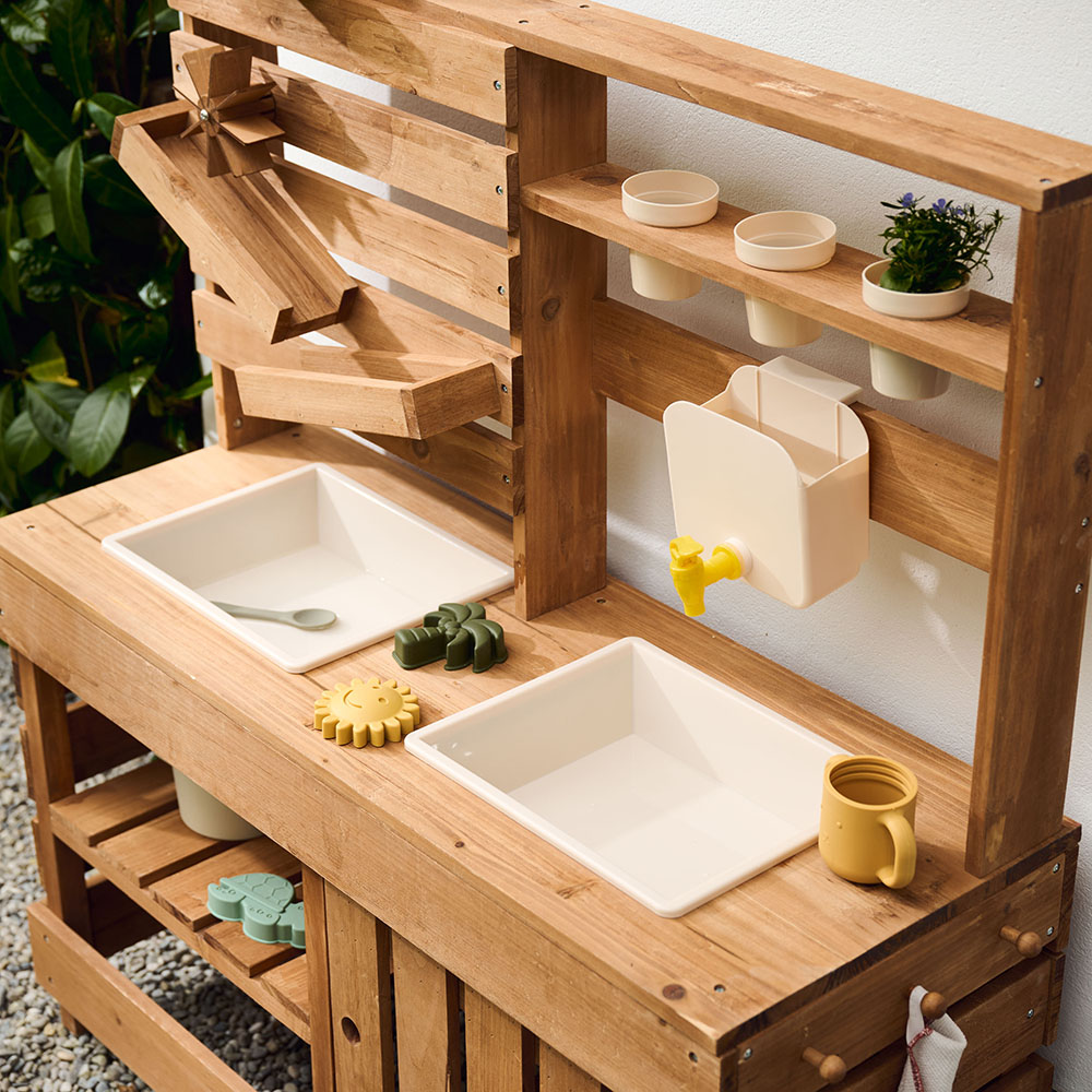The Complete Guide to Mud Kitchens for Kids: Ages, Benefits, Safety & Setup