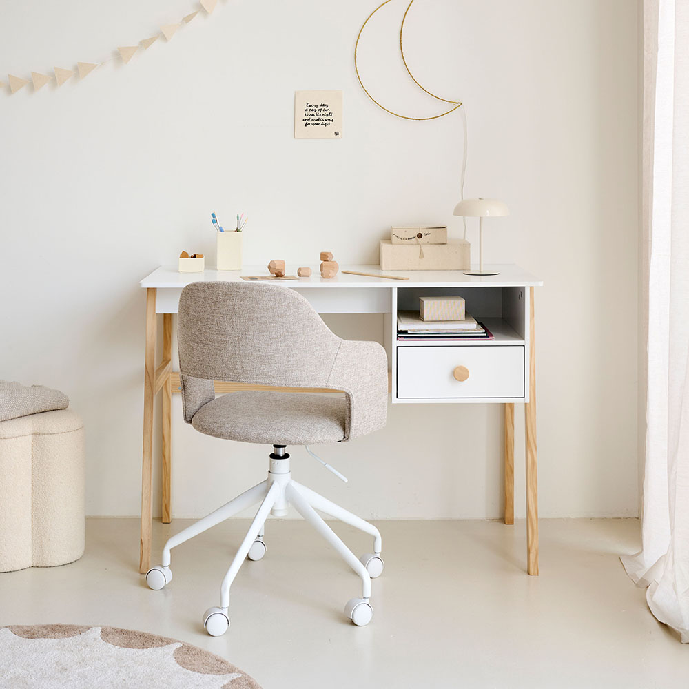 Schreibtisch im Kinderzimmer richtig aufstellen: Tipps zur optimalen Platzierung