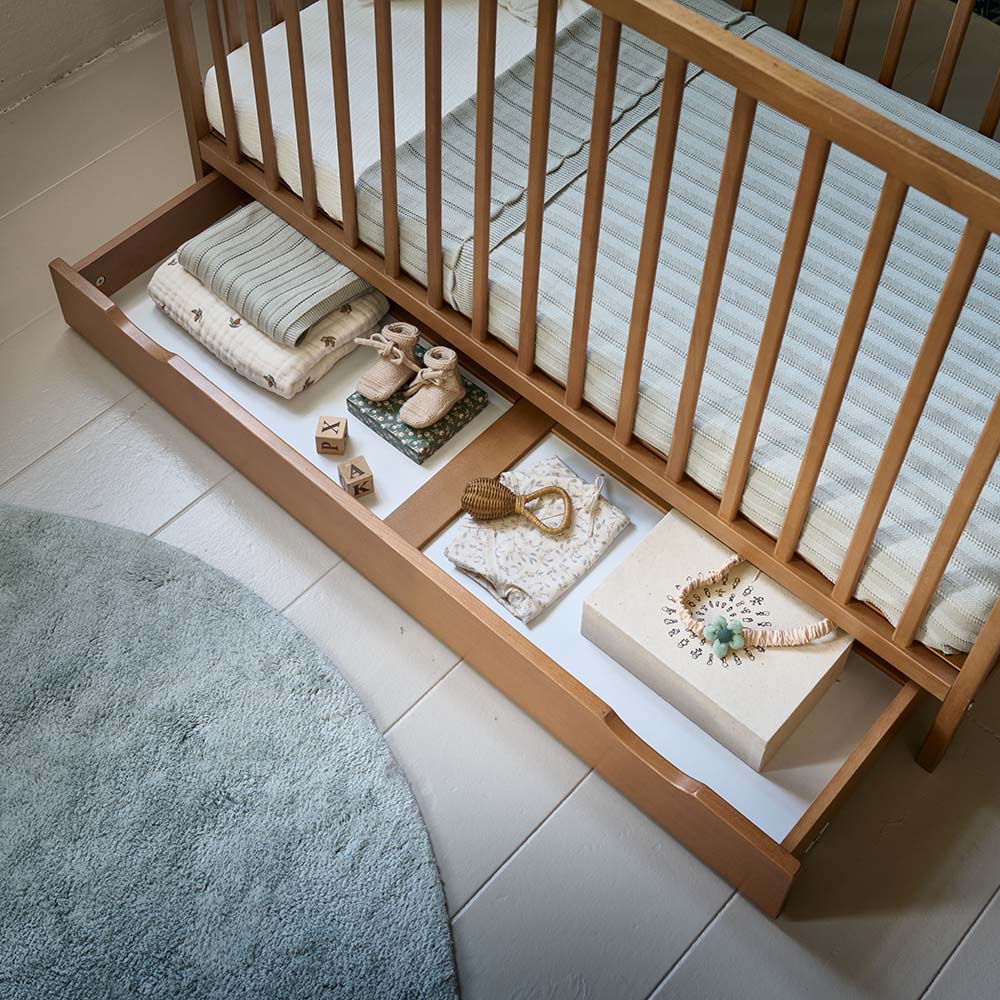 Praktische Bettschublade für das Babybett Hetre in Walnussfarbe mit optimalem Stauraum