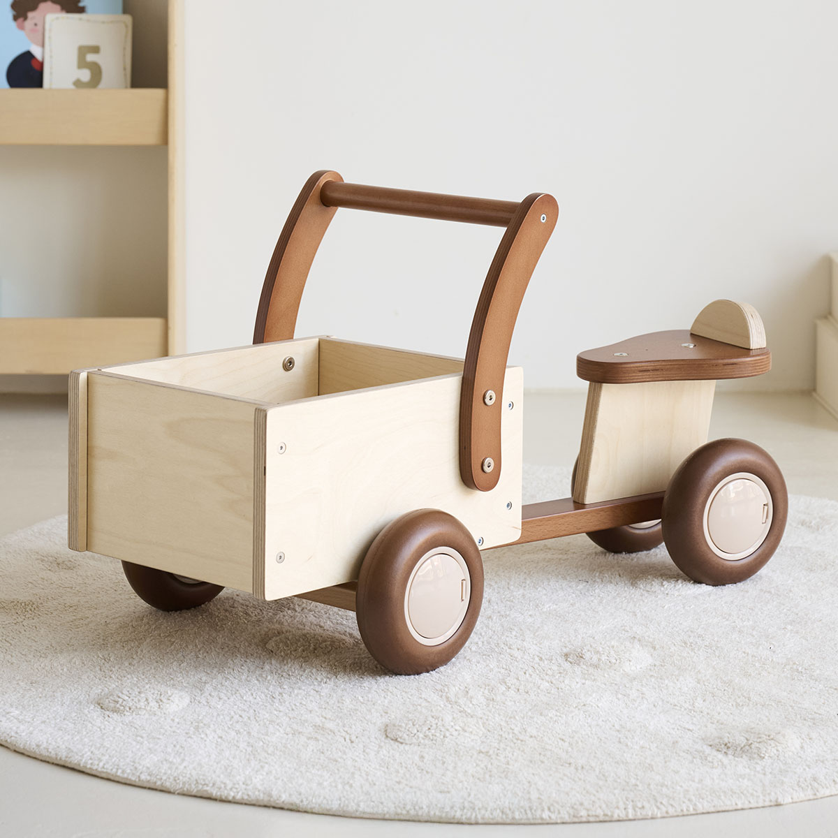 Houten bakfiets voor peuters ondersteunt veilige motorische ontwikkeling met juiste leeftijdsindicatie