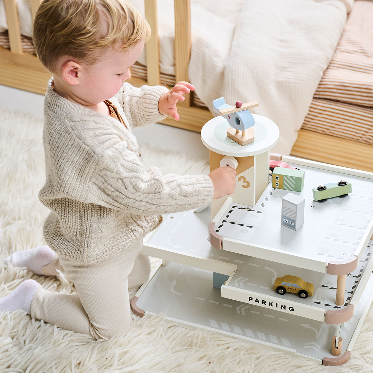 Garage enfant en bois | «Miel» | Ascenseur et accessoires inclus