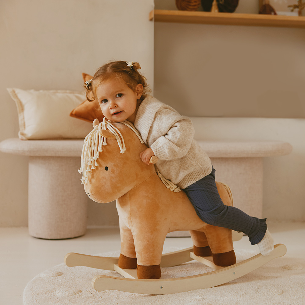 Animal à bascule bébé : les meilleures alternatives au cheval classique