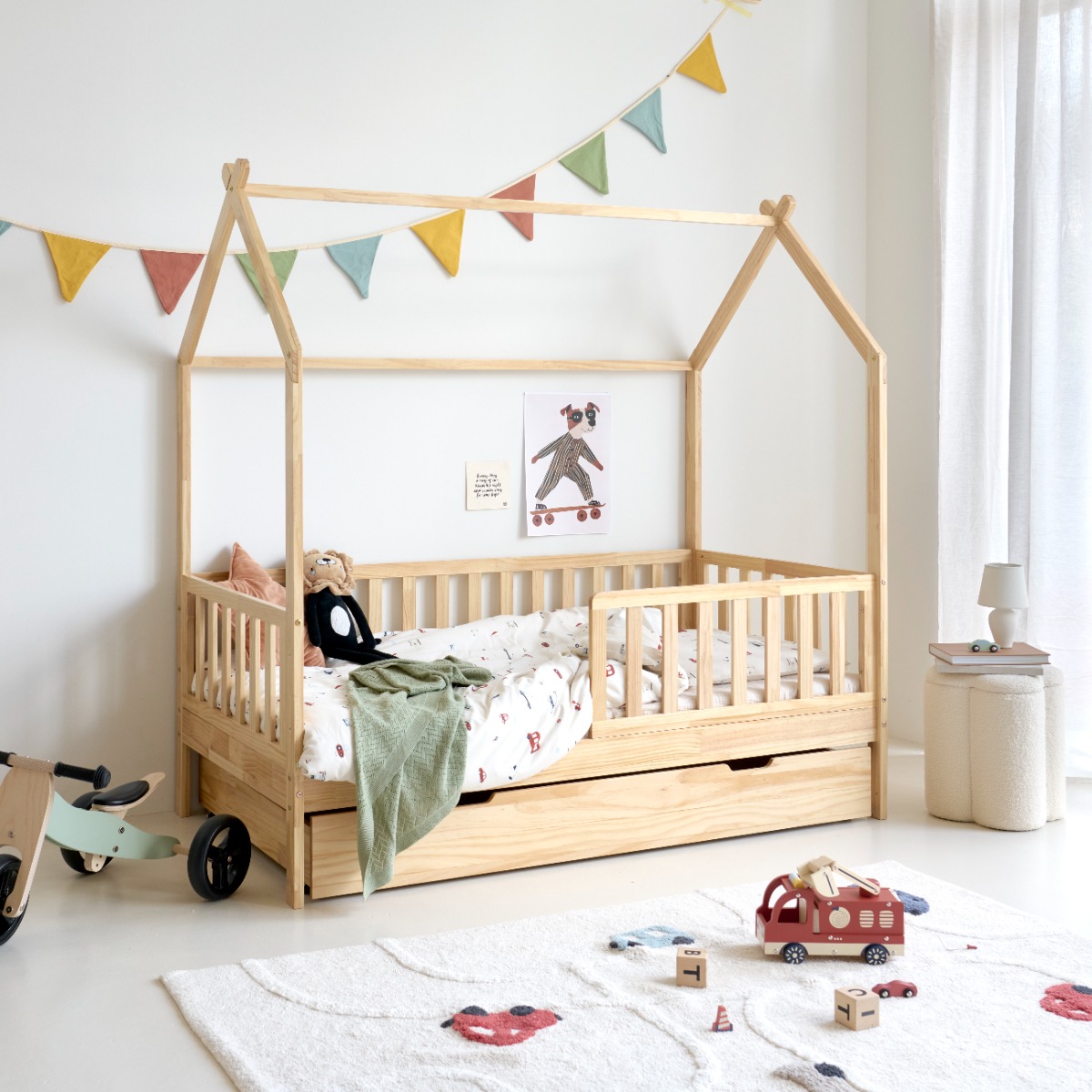 Houten bedhuisje met hekjes en opberglade