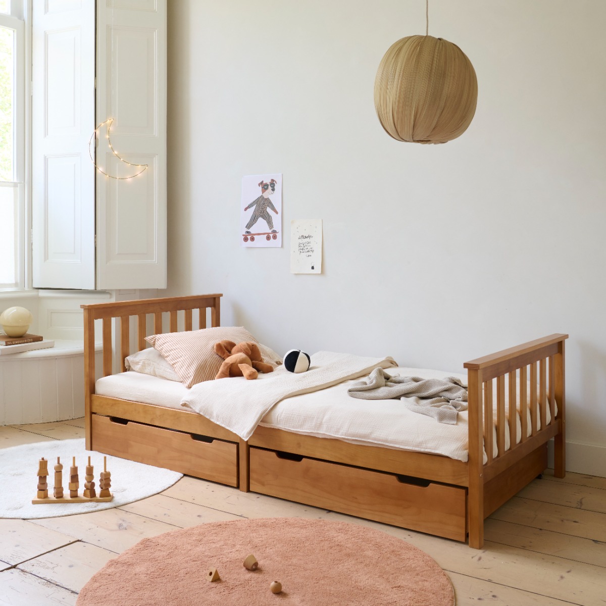 Houten kinderbed met uitvalbeveiliging en opberglades