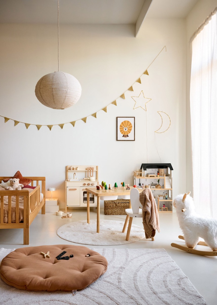 Sfeervolle kinderkamer met speelgoed en bed
