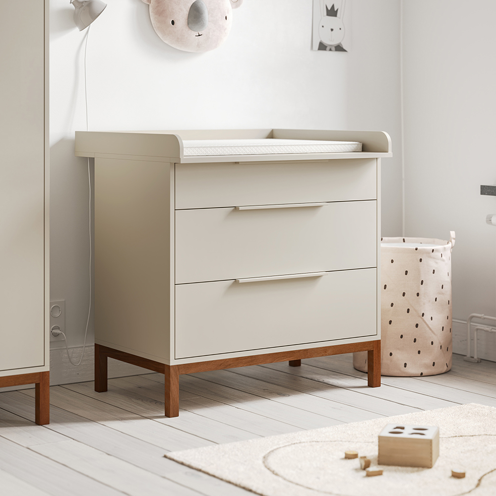 Commode voor de babykamer in beige