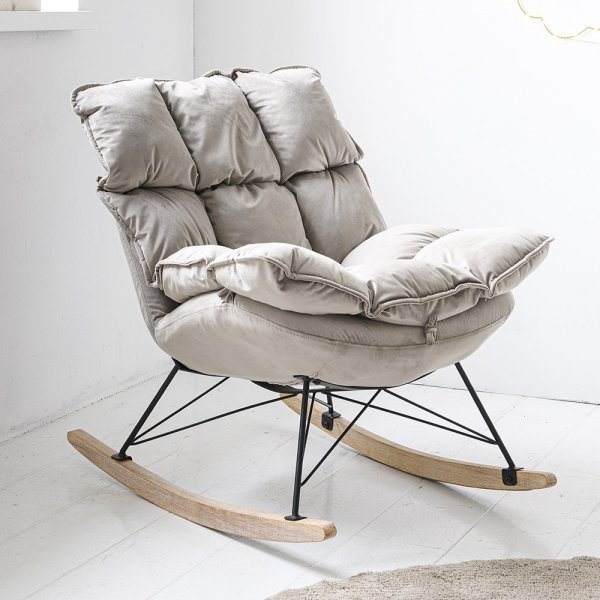 SCHOMMELSTOEL VOOR IN BABYKAMER