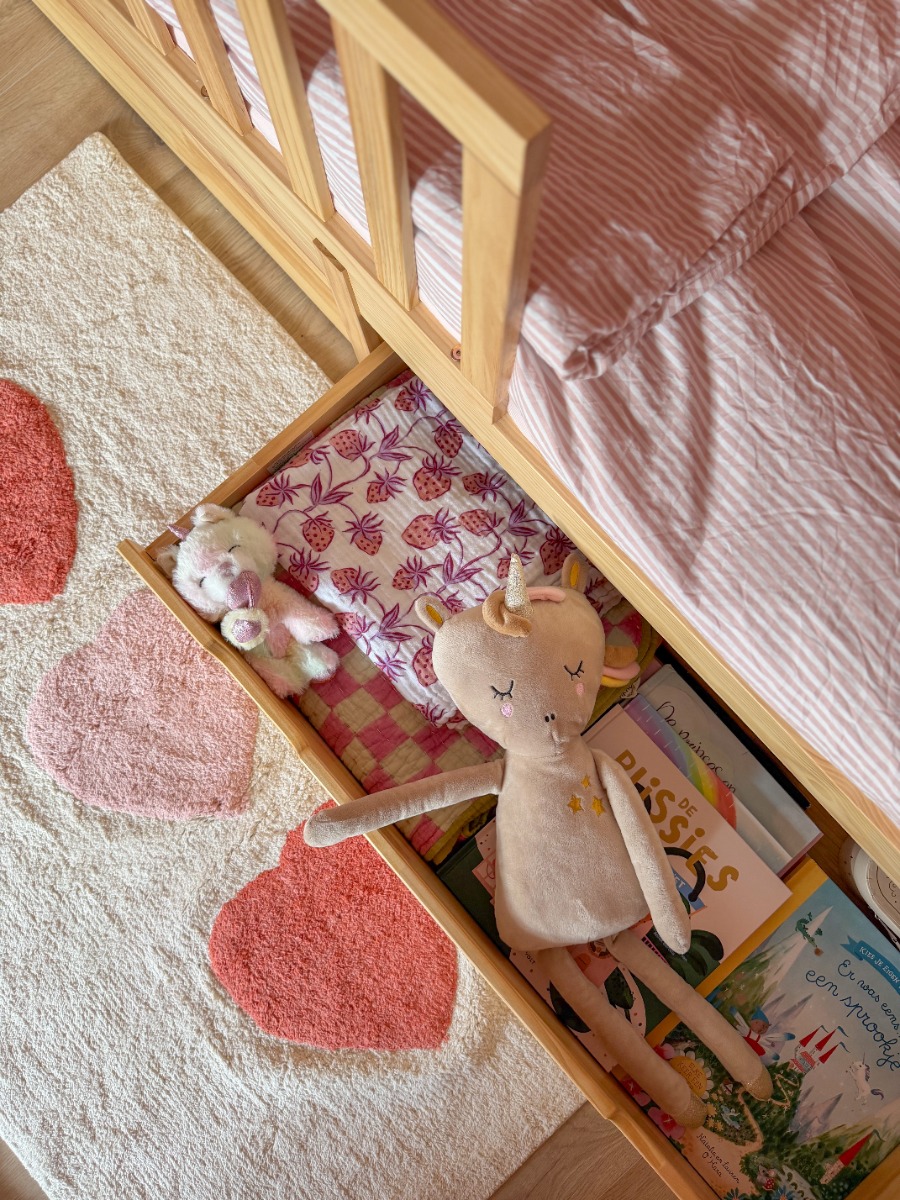Witte onderschuiflade onder kinderbed – opbergruimte en stylen kinderkamer