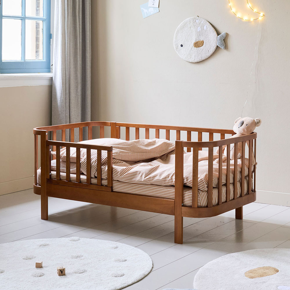 houten peuterbed voor de peuterkamer van Petite Amélie